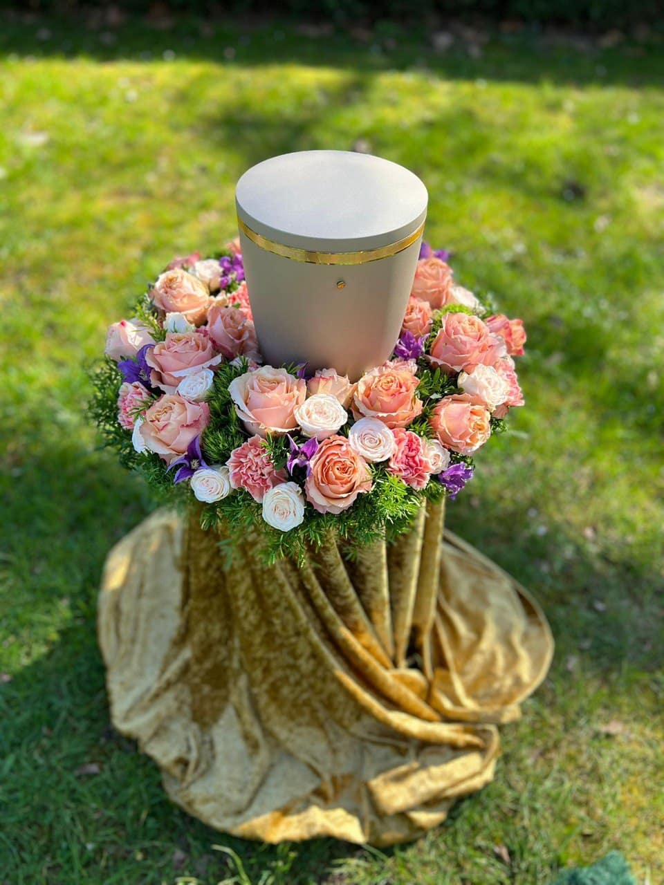 5458897596815446019 Urnenbeisetzung mit floraler Dekoration